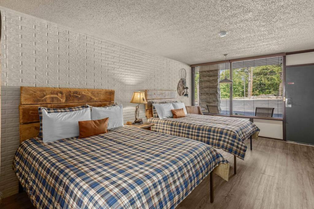 Stonegate Lodge 2 Queen Beds Fast Wifi 50" Tv Salt Water Pool Room #207 Eureka Springs Exterior foto